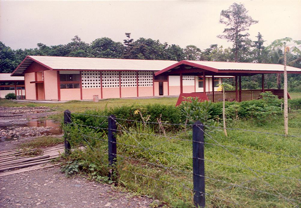 BD/269/77 -
Het nieuwe SMP-scholencomplex in Timika