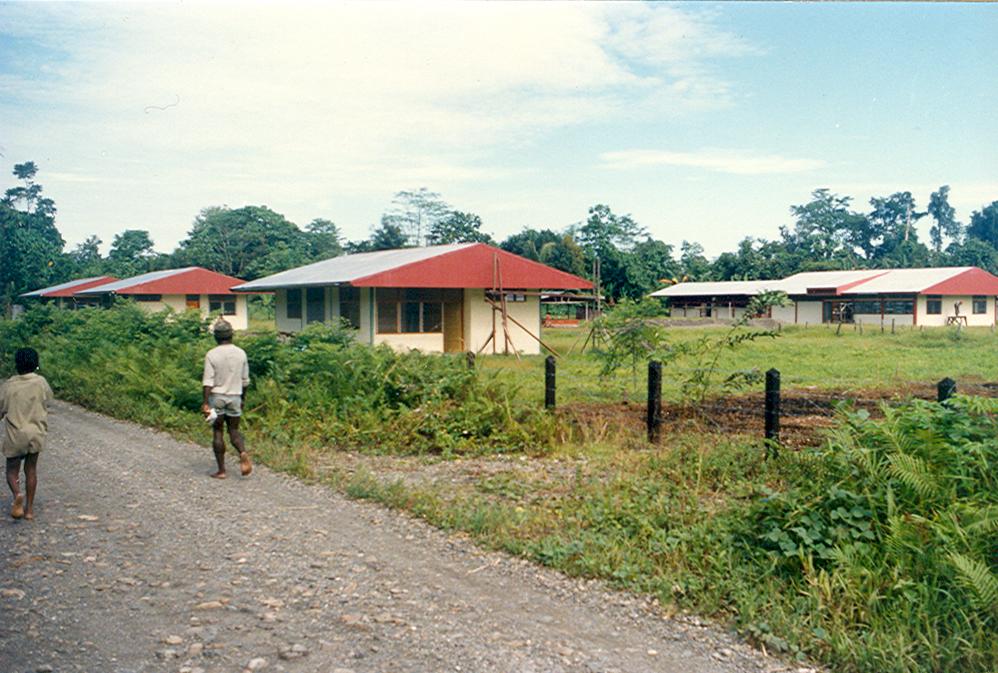 BD/269/78 -
Het nieuwe SMP-scholencomplex in Timika