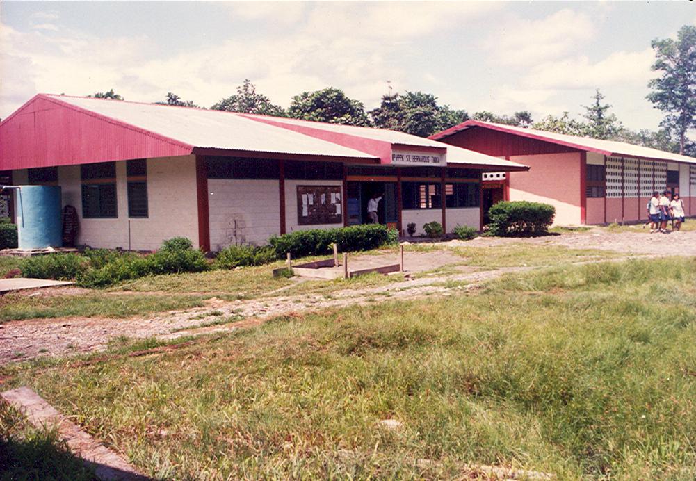 BD/269/79 -
Het nieuwe SMP-scholencomplex in Timika