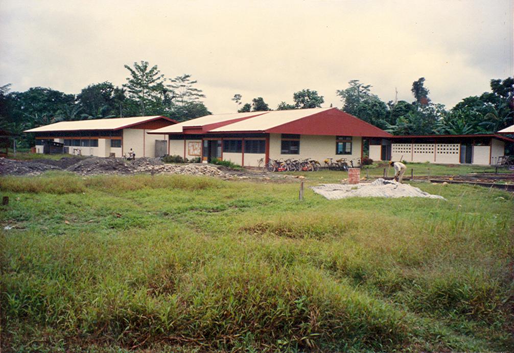 BD/269/82 -
Het nieuwe SMP-scholencomplex in Timika