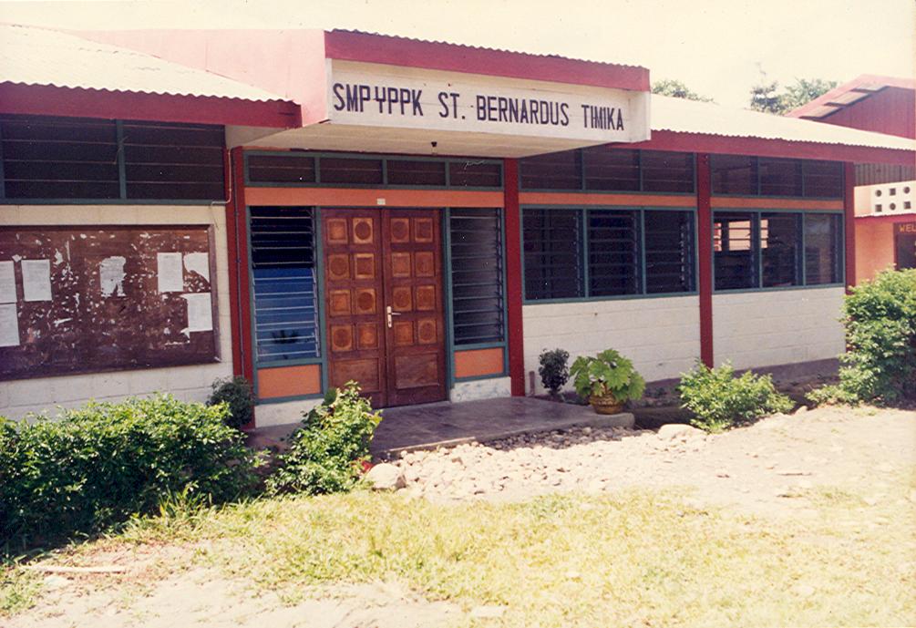 BD/269/86 -
Hoofdingang van SMP-school St.Bernardus in Timika