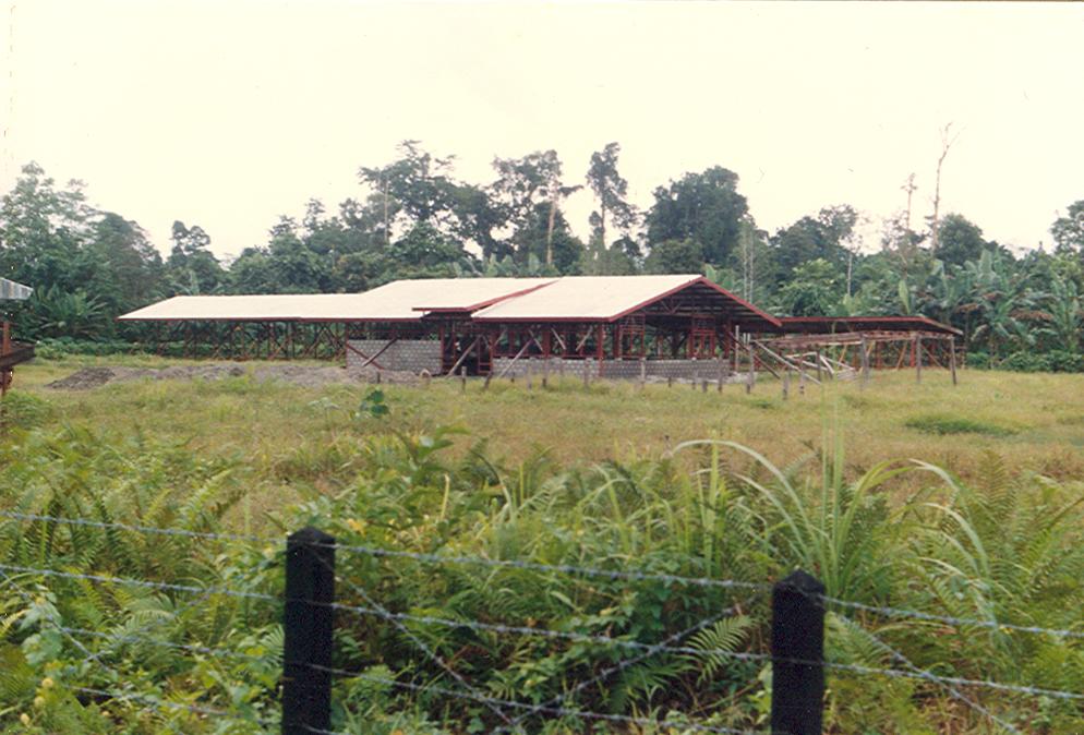 BD/269/88 -
Het nieuwe SMP-scholencomplex in Timika in aanbouw