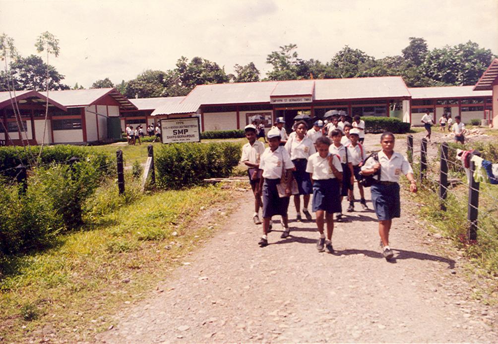 BD/269/89 -
Leerlingen bij het uitgaan van SMP-school St. Bernardus in Timika