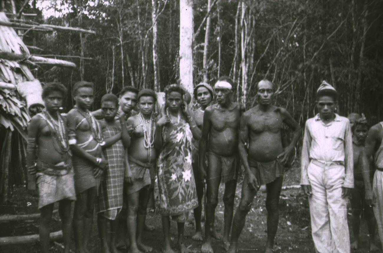 BD/309/155 -
Groepsfoto van mannen en vrouwen in traditionele kleding met rechts de onderwijzer (guru)
