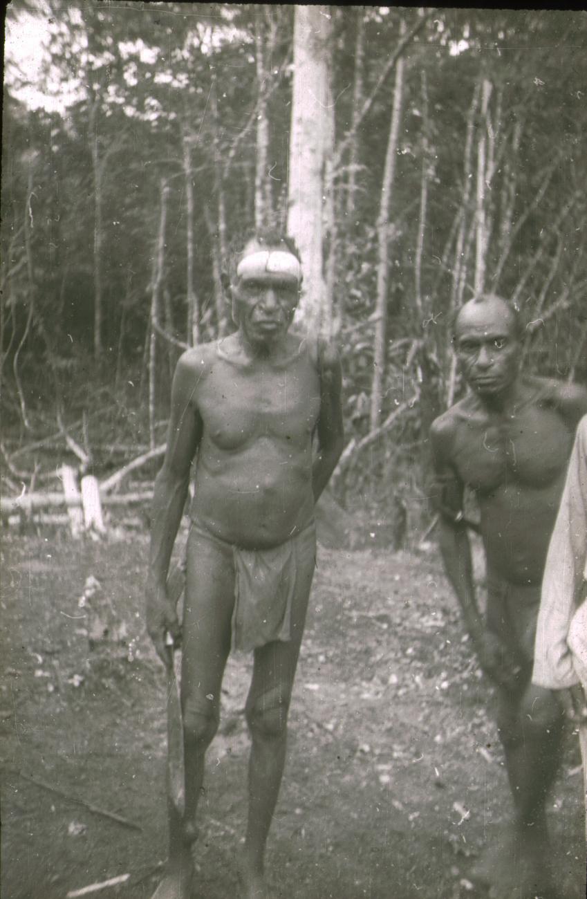 BD/309/156 -
Twee mannen uit de Vogelkop met machete