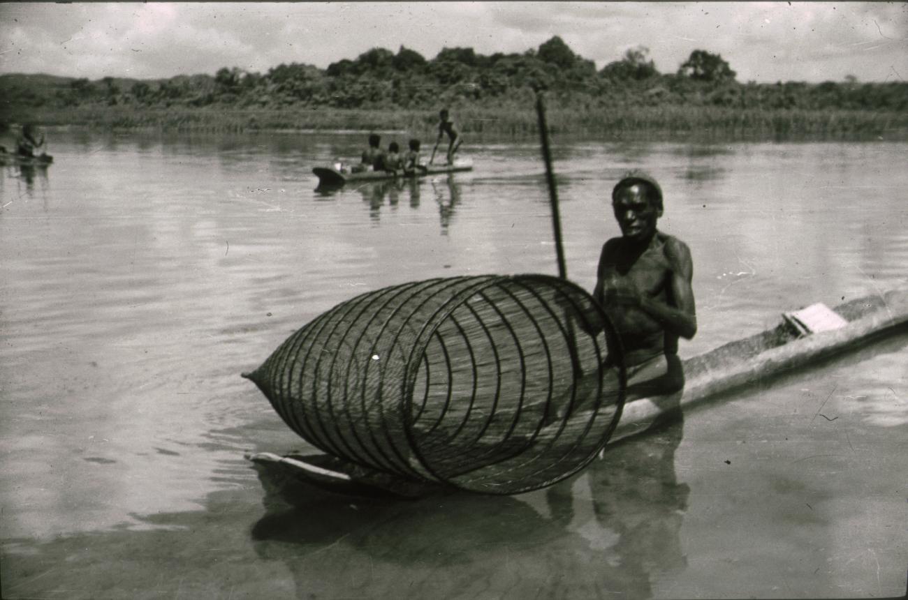 BD/309/174 - 
Mannen met prauwen op water, 
