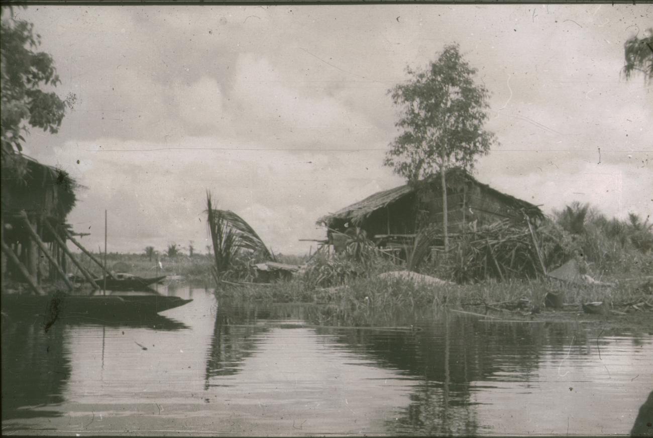 BD/309/212 -
Landschap met rivier en prauwen en op de oever paalwoningen