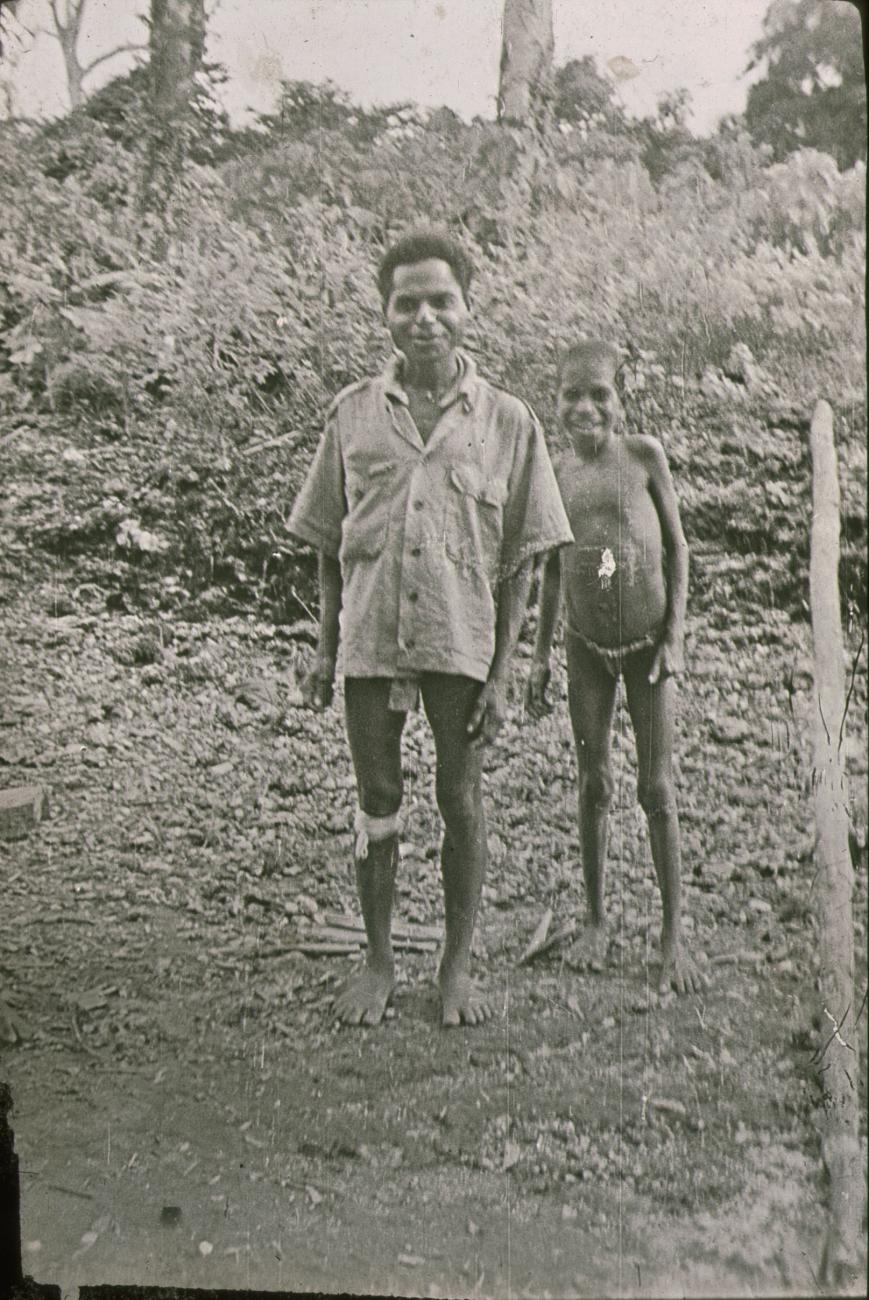 BD/309/387 - 
Twee mannen uit de Vogelkop
