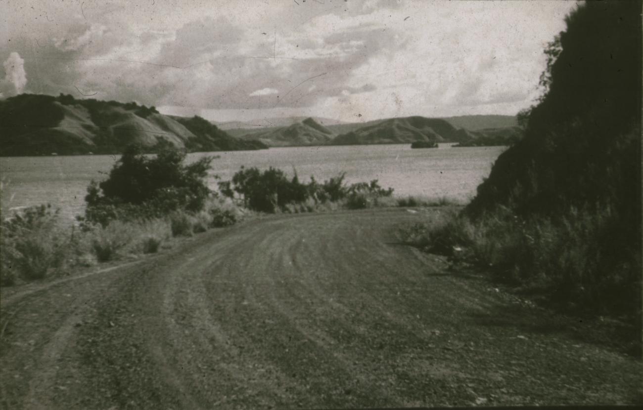 BD/309/406 -
De weg van Hollandia naar Sentani met het Sentanimeer
