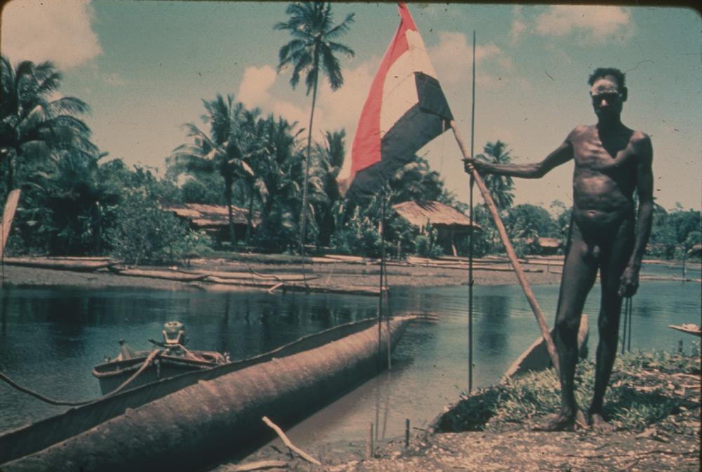 BD/30/29 - 
Dorpsgezicht, Asmatman met de Nederlandse vlag
