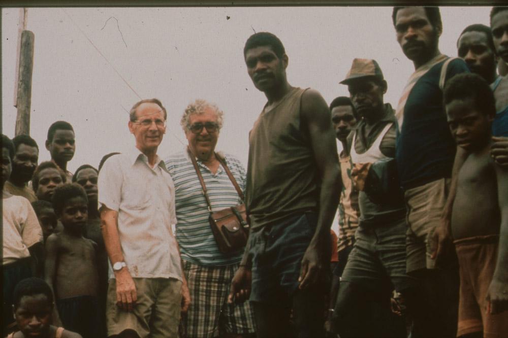 BD/30/65 -
A. van de Wouw and physician Visser among Asmat people