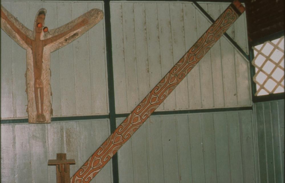 BD/30/86 -
Asmat houten Christusbeeld en paneel in modern gebouw