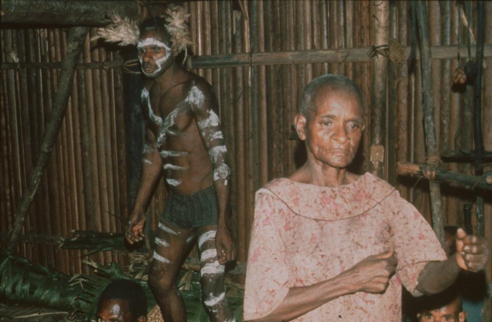 BD/30/87 -
Asmat vrouw en witbeschilderde man in bamboehuis