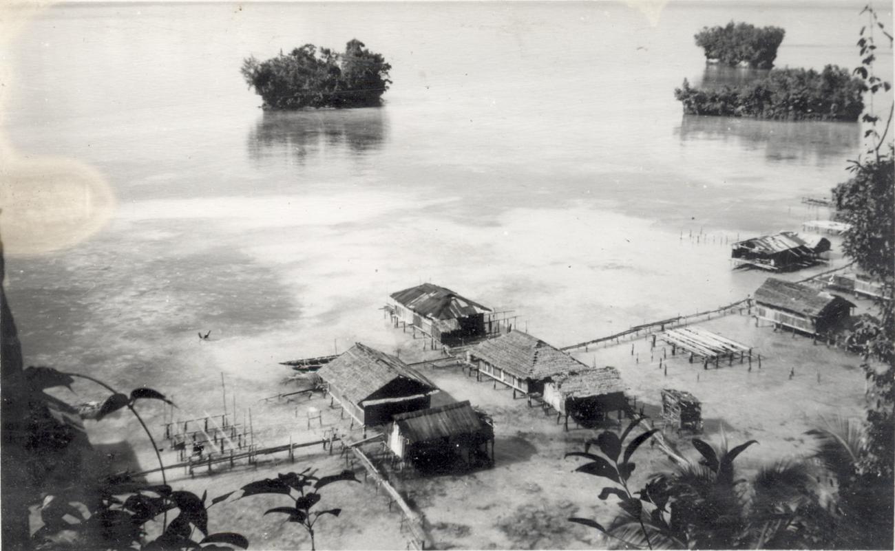 BD/318/11 - 
Paalwoningen aan het water in Biak 

