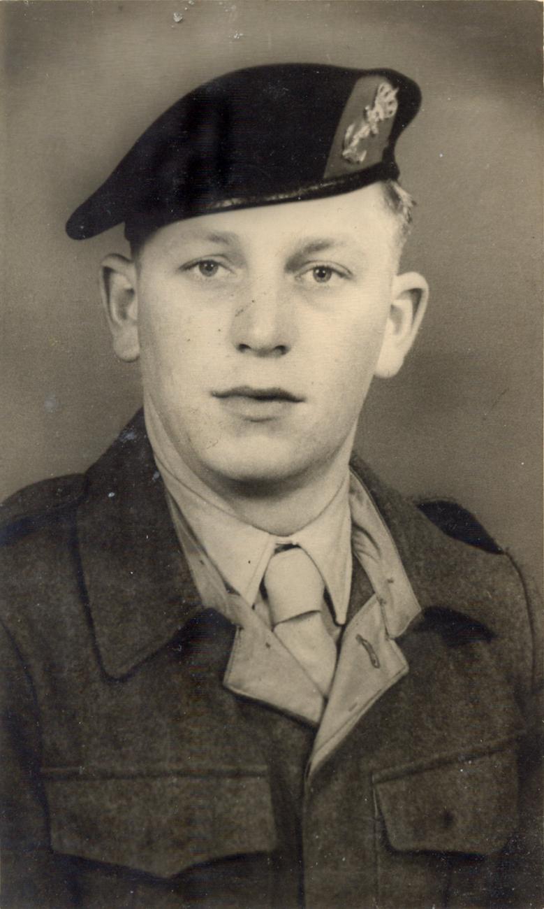 BD/318/44 - 
Portret van marinier in Nederland
