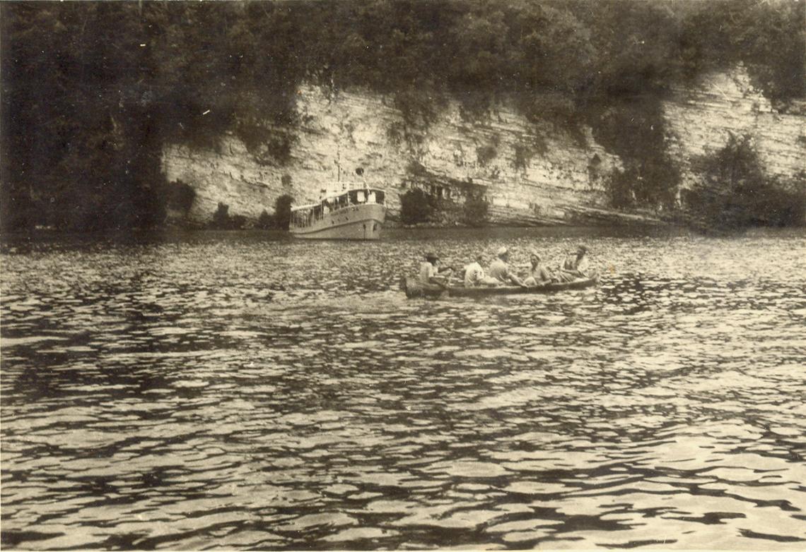 BD/318/61 -
mariniers in kano, op achtergrond schip