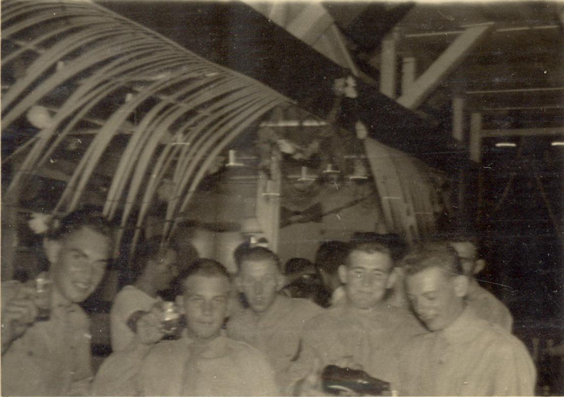 BD/318/95 -
Mariniers in de mess, Biak