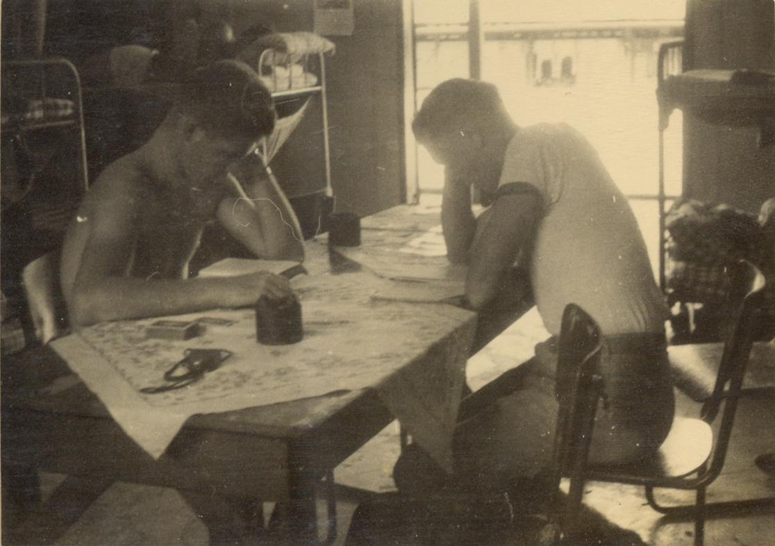 BD/318/97 -
Lezende mariniers in slaapruimte