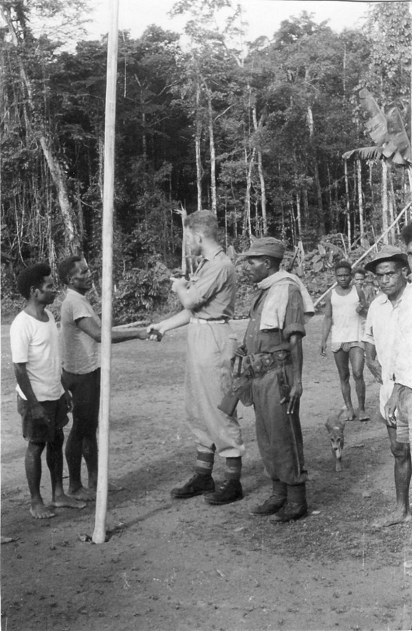 BD/328/28 - 
Tournee in het District Moraid, Onderafdeling Sorong
