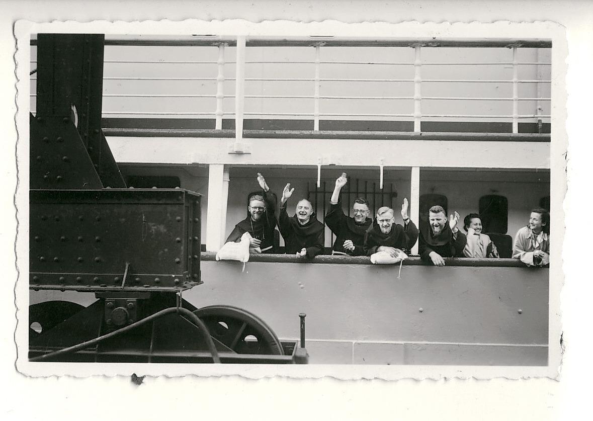 BD/335/15 - 
Vertrek paters uit Genua met schip de J. P. Coen in 1937

