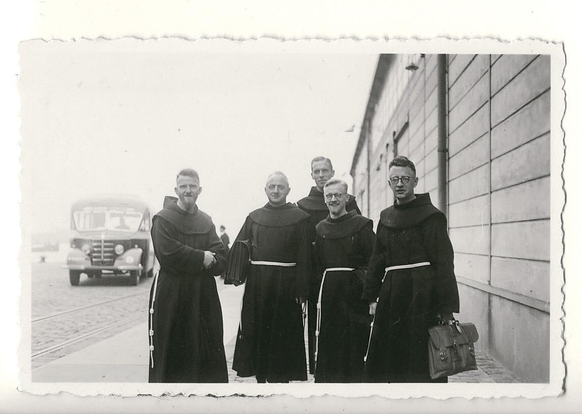 BD/335/16 - 
Vertrek paters uit Genua met schip de J. P. Coen in 1937
