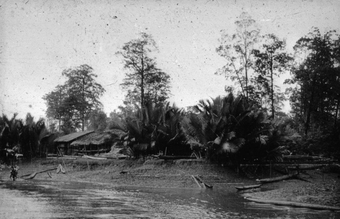 BD/66/172 -
Asmatdorp aan rivier