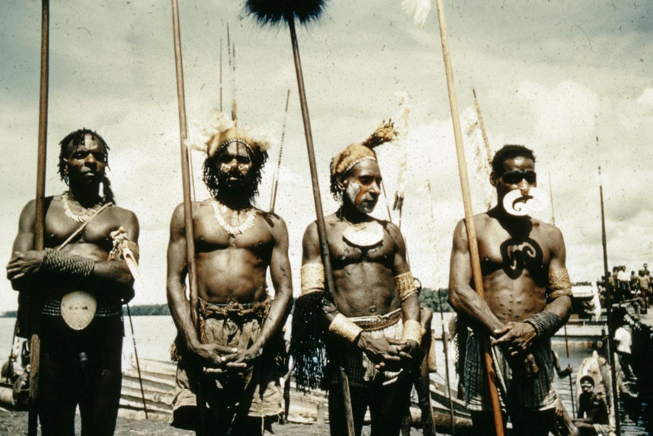 BD/66/196 -
Asmatmannen met speren en peddels
