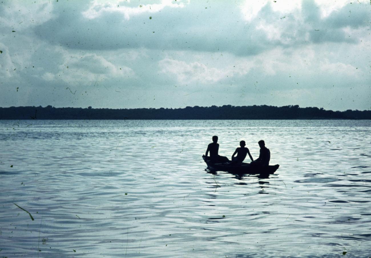 BD/66/206 -
Drie kinderen in een boot