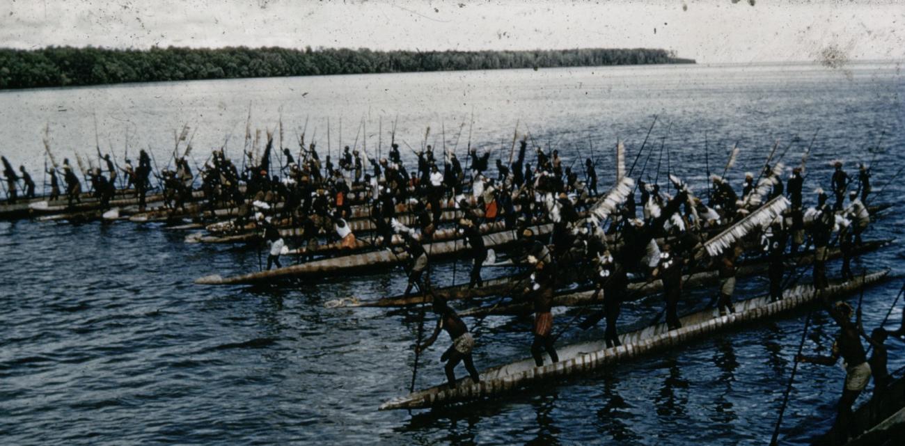 BD/66/217 -
Asmatfeest, mannen in prauwen met speren