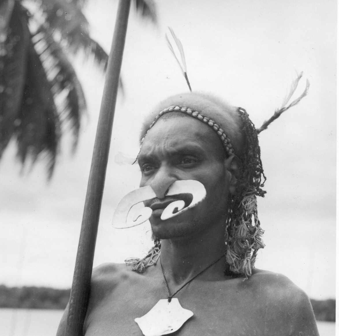 BD/66/312 - 
portret van man uit het Asmatgebied
