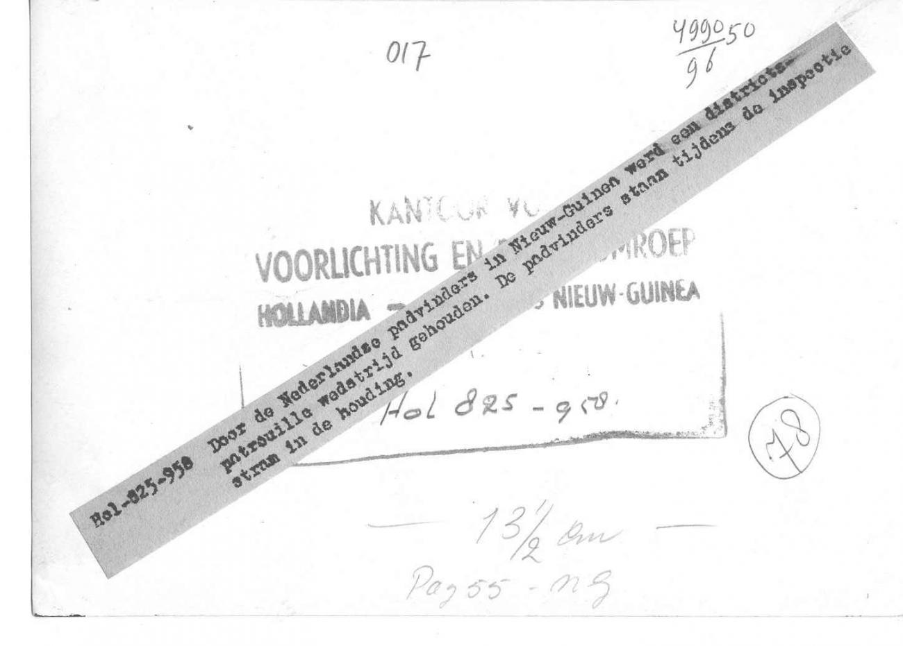 BD/66/322 -
Padvinders staan in de houding tijdens indpectie
