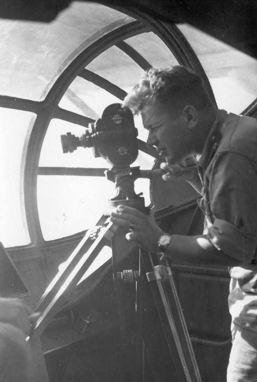 BD/66/326 -
Filmopname vanuit de cockpit van een vliegtuig