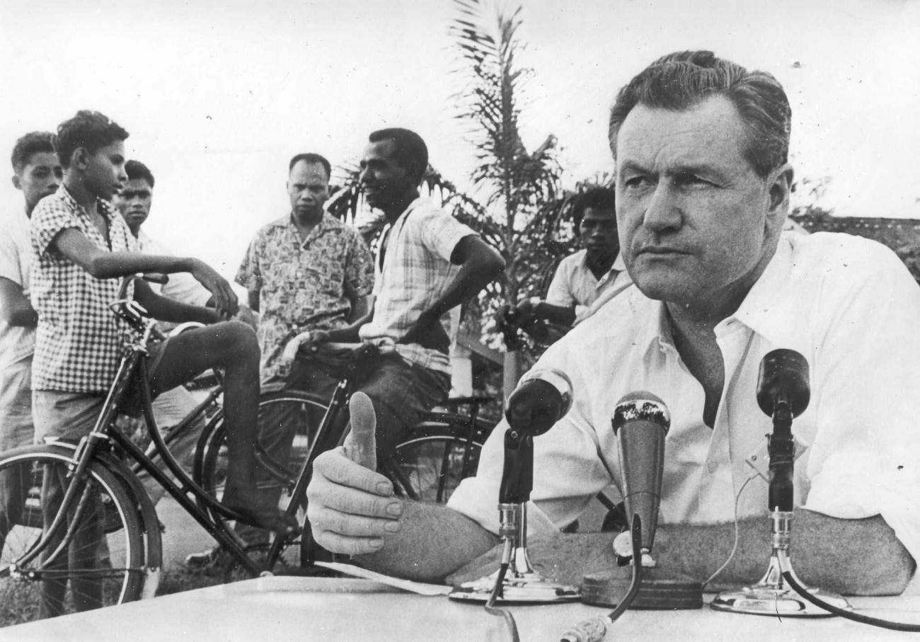 BD/66/330 -
Gouveneur Rockefeller geeft persconferentie naar aanleiding van de vermissing van zijn zoon Michael