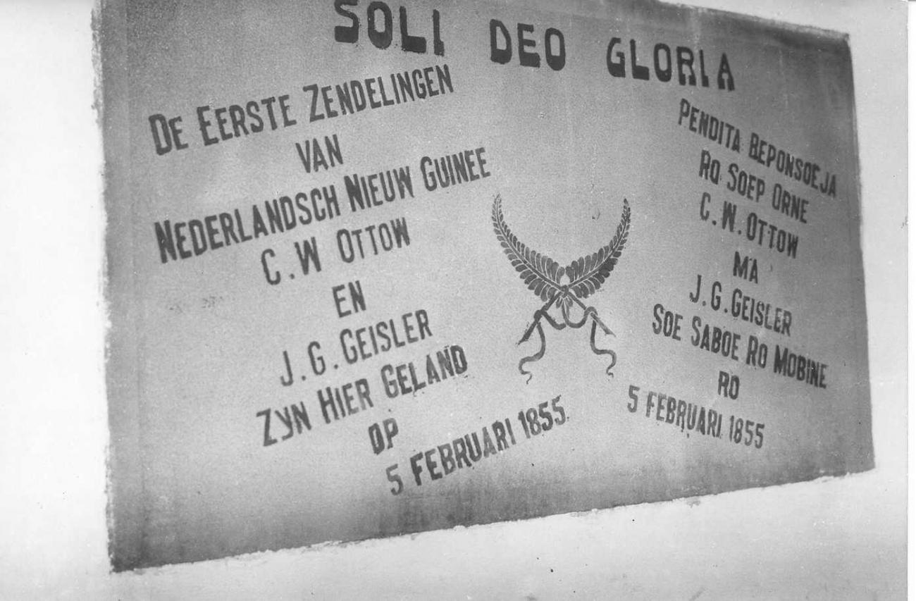 BD/66/336 -
Herdenkingsmonument van eerste zendelingen