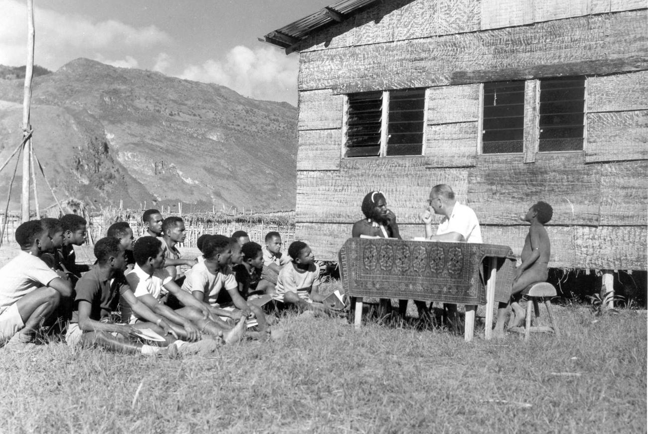 BD/66/352 -
Een les in de Baliemtaal op een zendingspost te Tiom