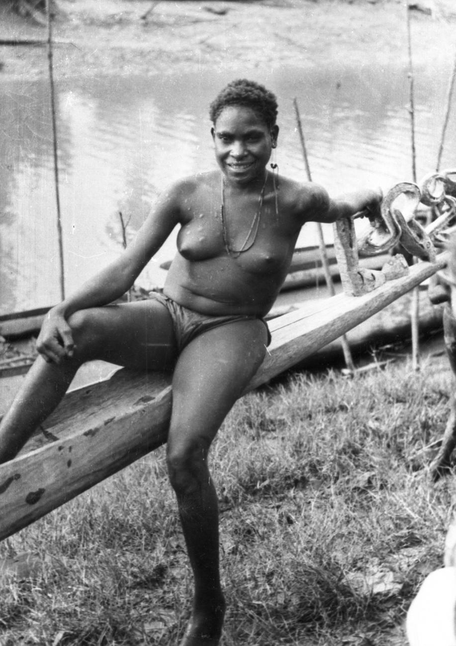 BD/66/420 -
Vrouw uit de Asmat leunt tegen prauwsteven