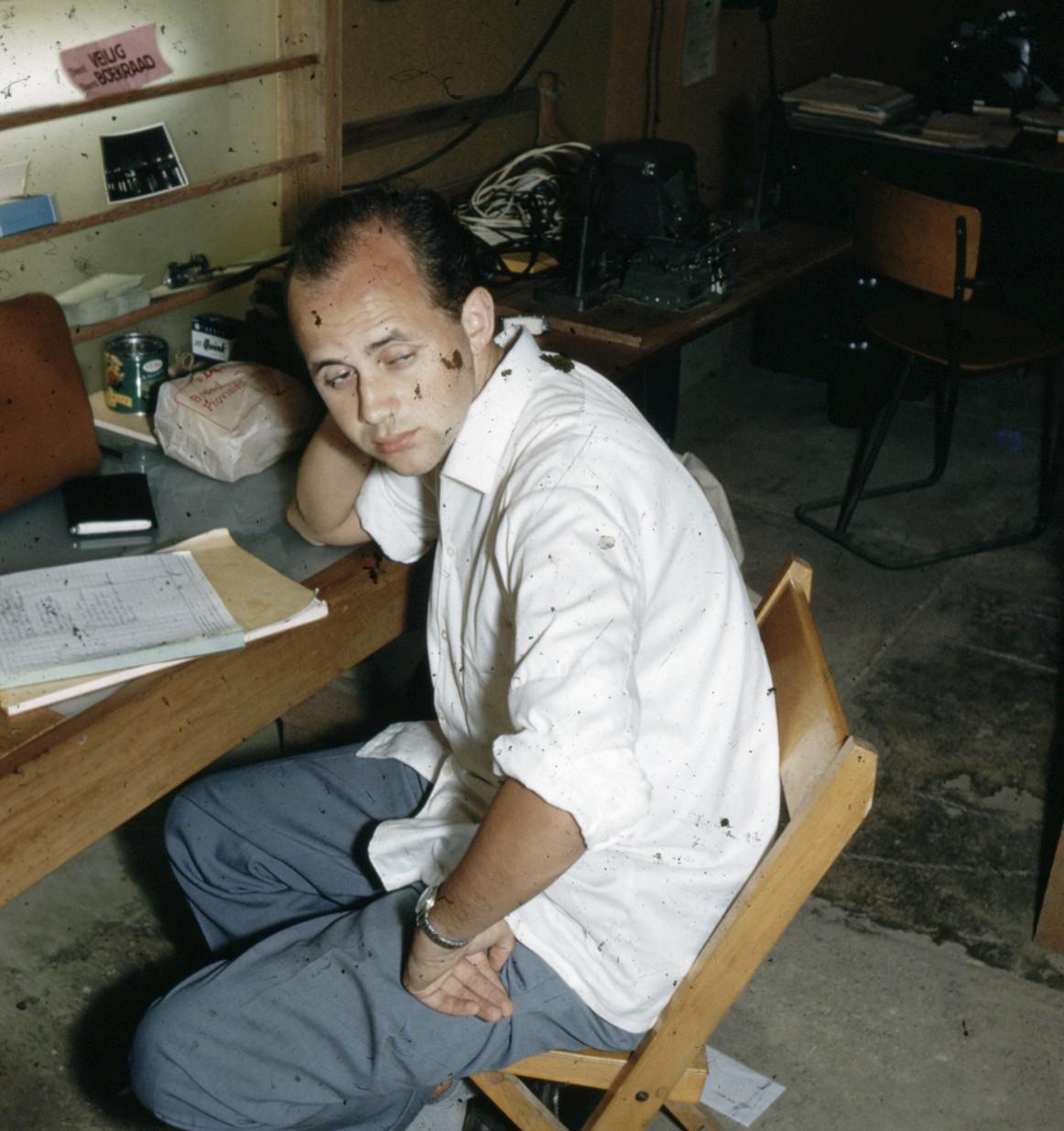 BD/66/53 - 
Westerse man in een werkruimte
