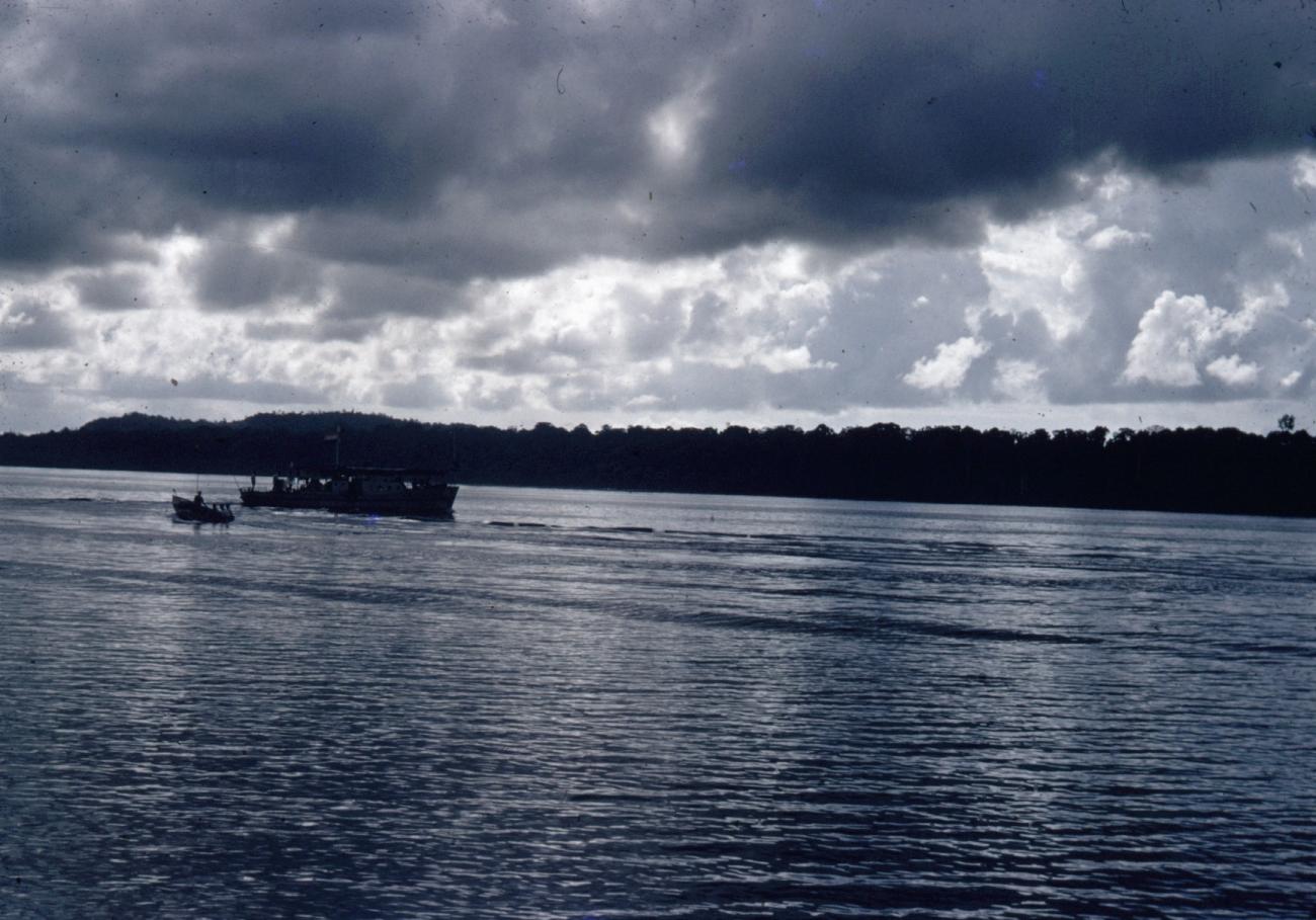 BD/66/57 - 
Patrol Boat and fishermen
