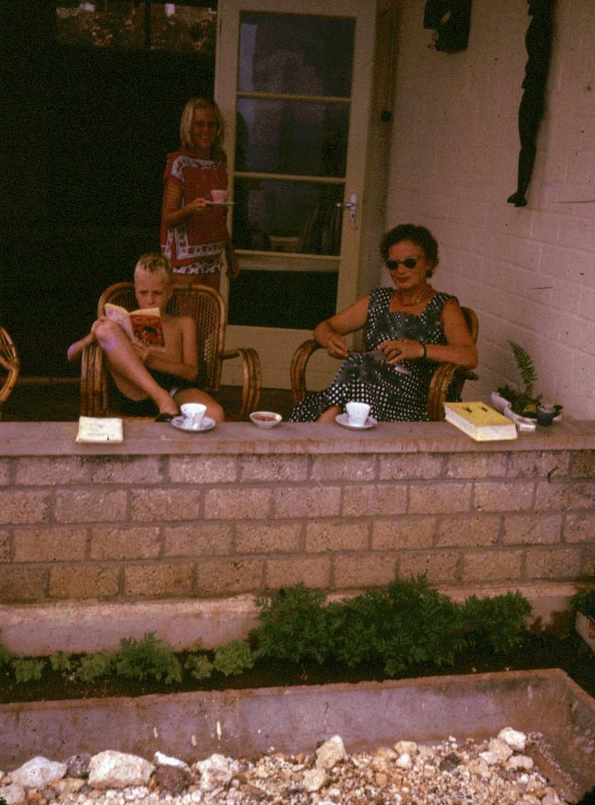 BD/66/59 - 
Western family on patio

