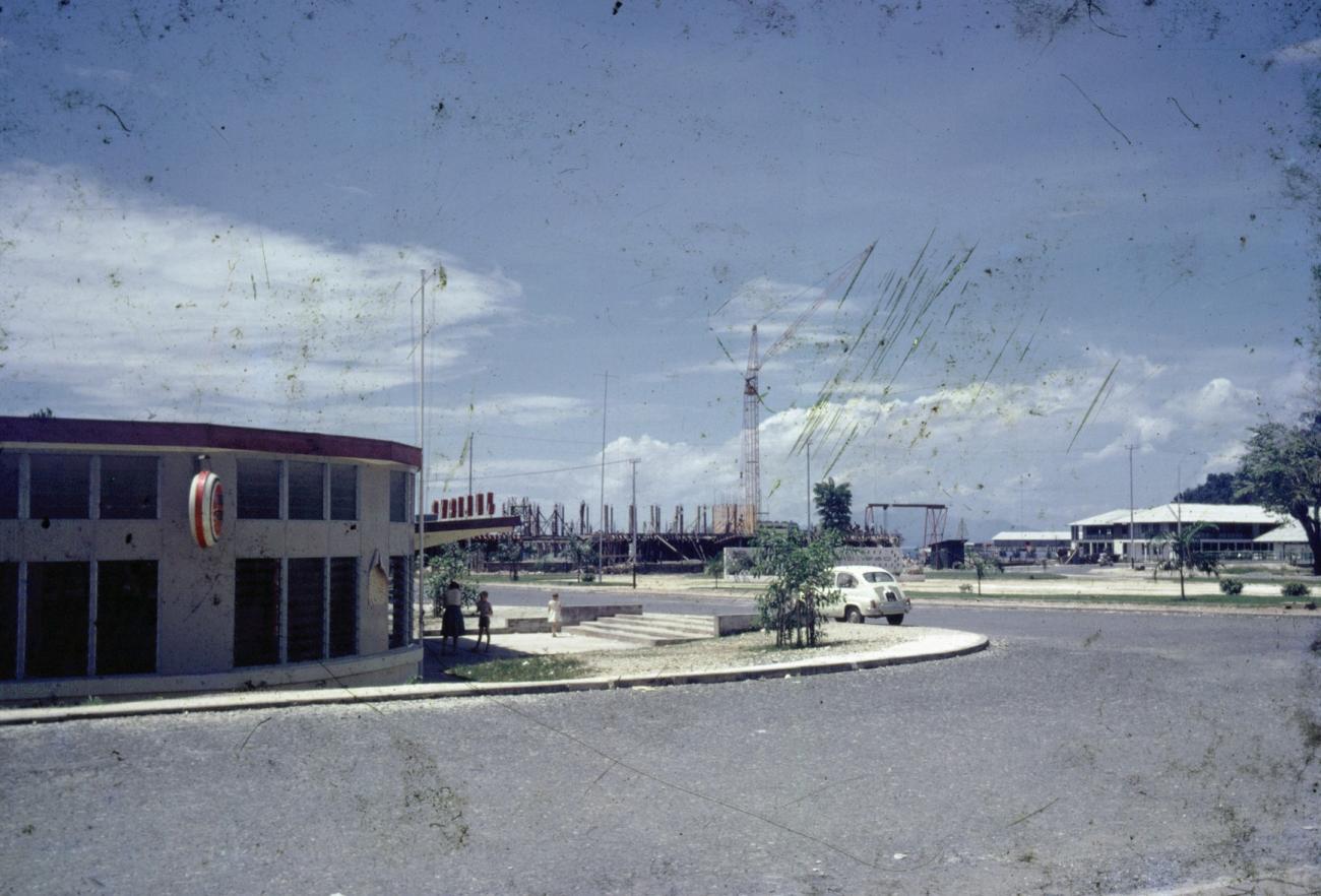 BD/66/65 -
Gebouw in nabijheid van het Nieuw-Guinea-Raad-gebouw