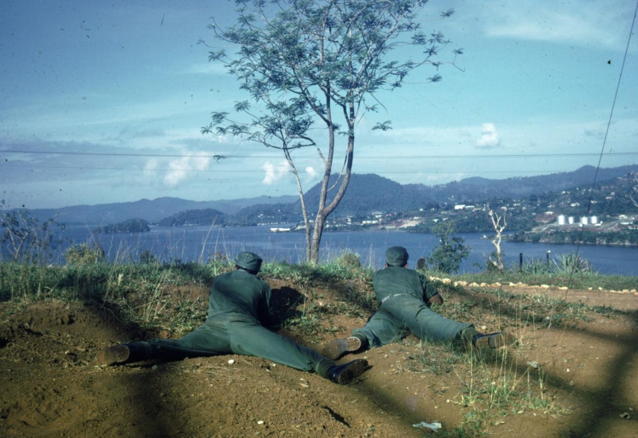 BD/66/81 -
Leden van het Vrijwilligerskorps aan het oefenen in de bergen bij Sorong