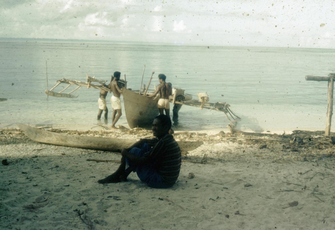 BD/66/99 -
Vissers bij een strand met een zeeprauw met vlerken