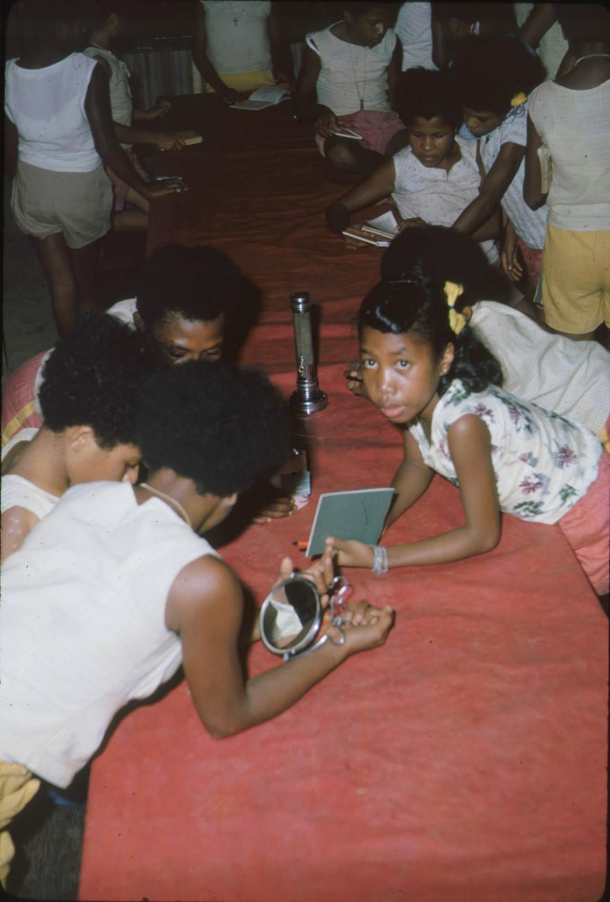 BD/171/109 -
Kinderfestiviteit, meisjes doen spelletjes.