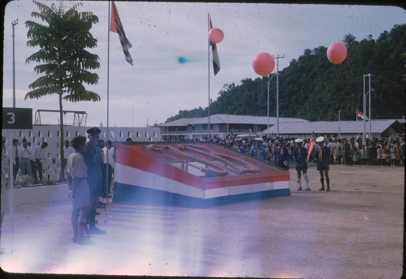 BD/171/166 -
Koninginnendag, bouwsel ter ere van koningin en prins.