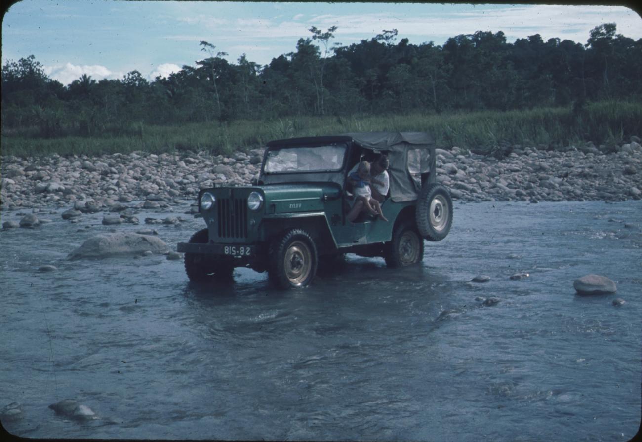 BD/171/275 -
Jeep steekt rivier over.