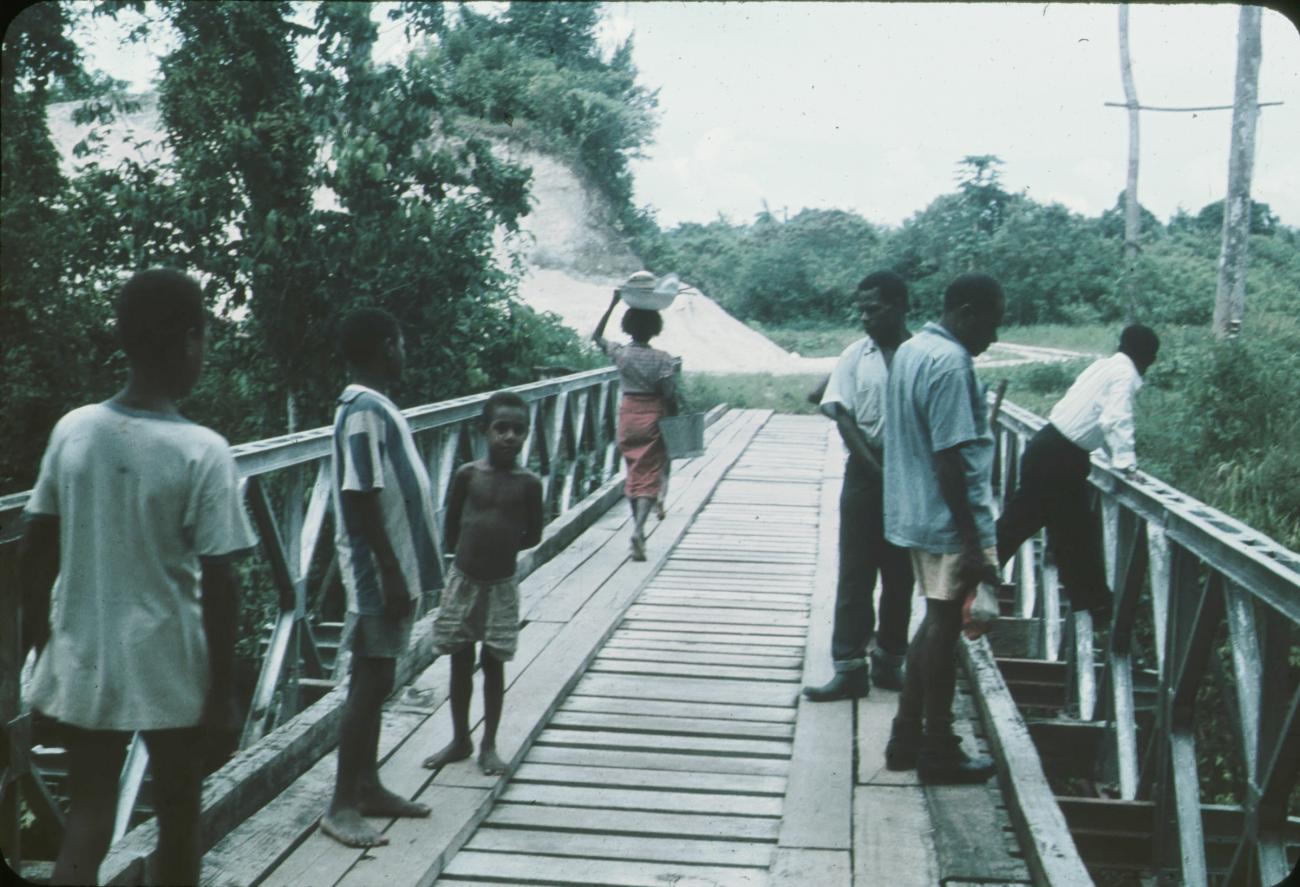 BD/171/329 -
Mensen op brug van staal en hout.