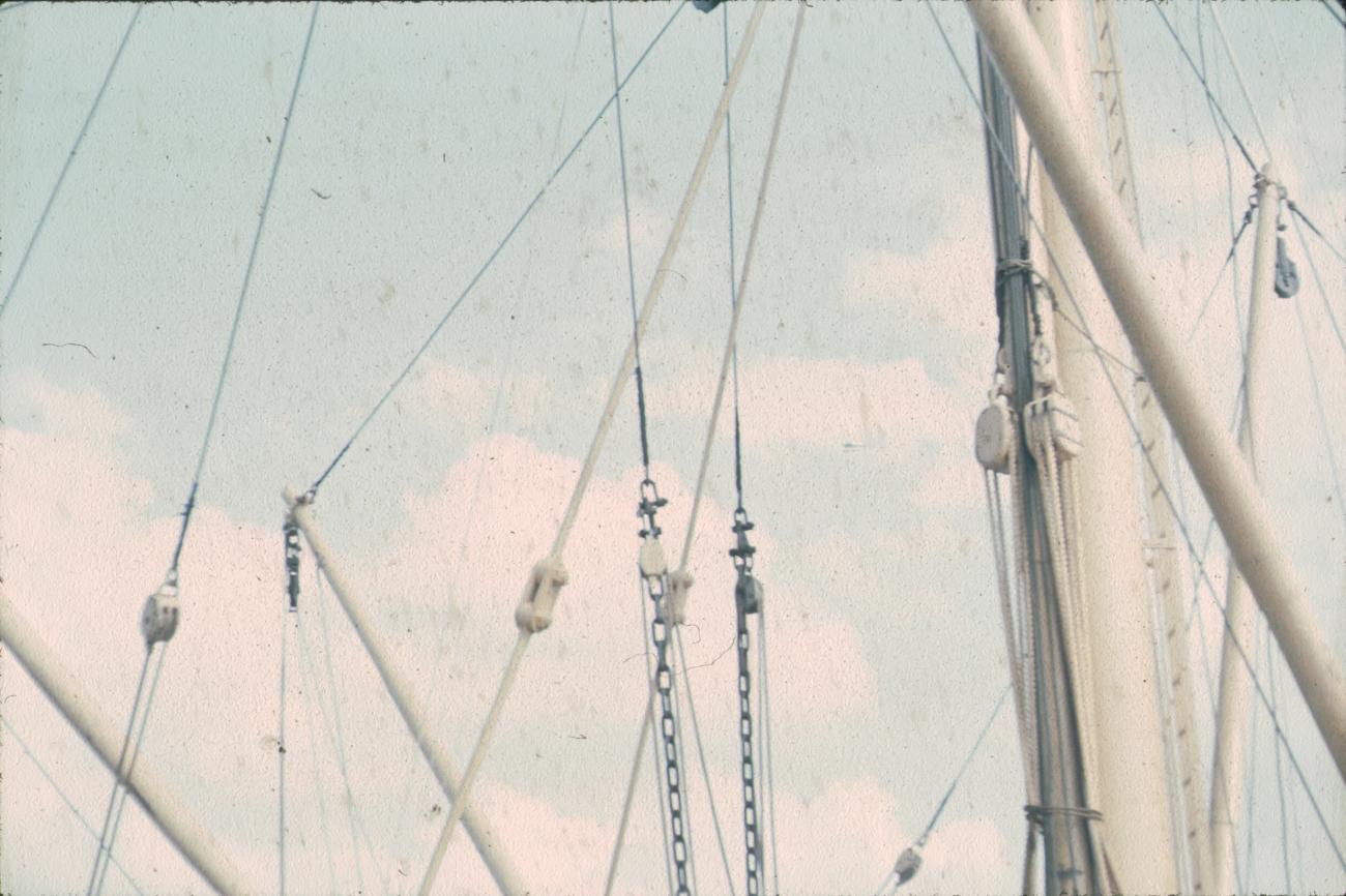 BD/171/446 -
Laadbomen en katrollen schip.