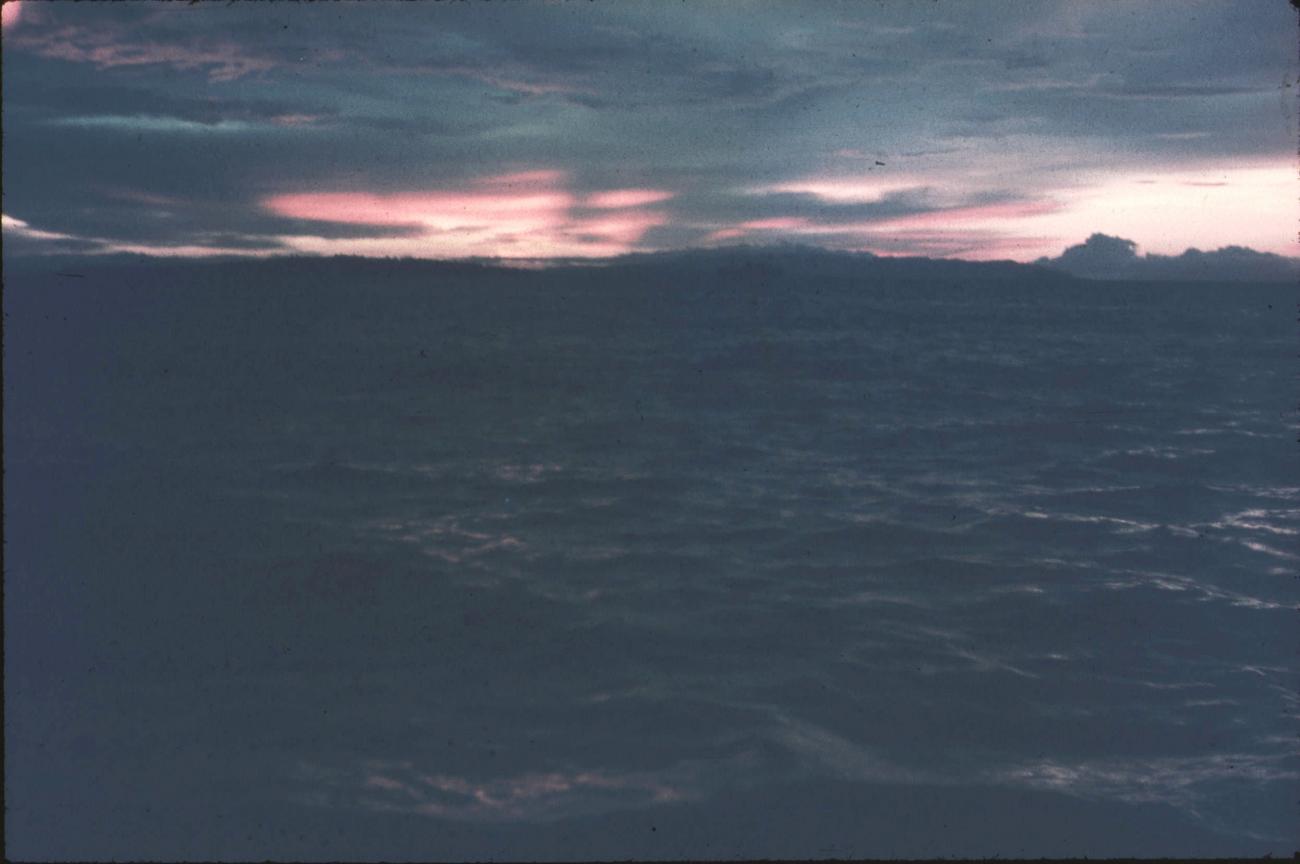 BD/171/450 -
Kust bij zonsondergang.