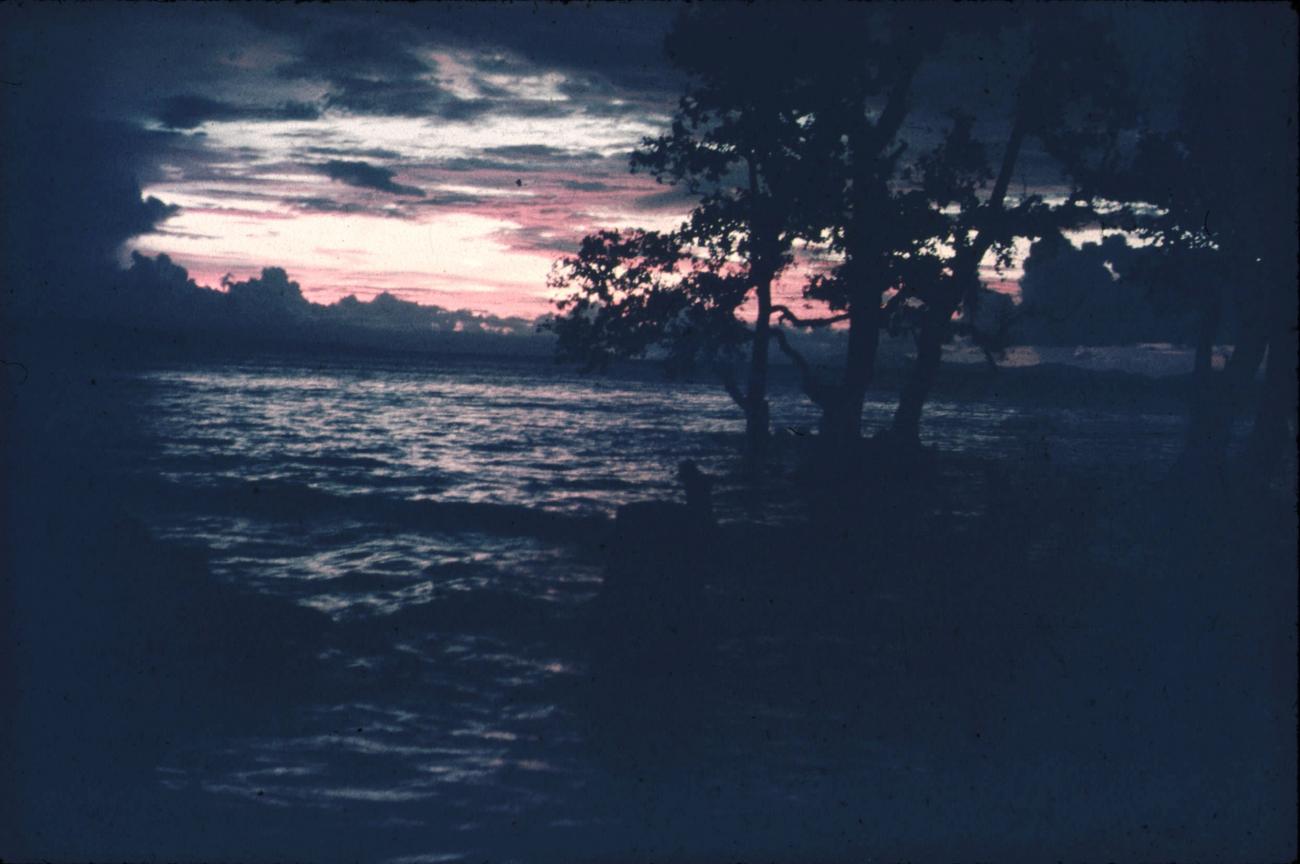 BD/171/451 -
Baai bij zonsondergang.