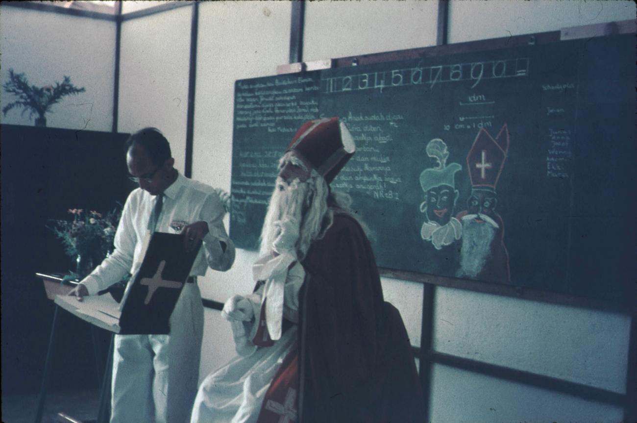BD/171/454 -
Sinterklaas op bezoek bij de meisjes vervolgschool.
